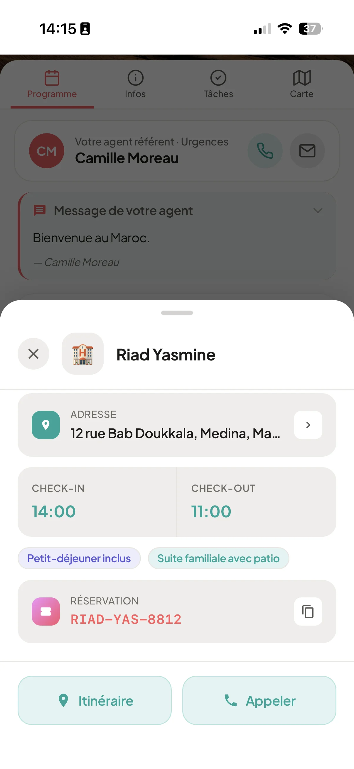 App mobile voyageur — popup Riad Yasmine avec boutons Appeler et Itinéraire